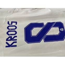 Real Madrid 2021/22 Hjemmebanetr�je. Toni Kroos #8 (God) Small