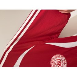 Danmark 2006/08 Hjemmebane Player Issue. Nicklas Bendtner #9 (God) Large