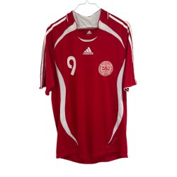 Danmark 2006/08 Hjemmebane Player Issue. Nicklas Bendtner #9 (God) Large