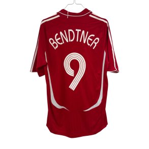 Danmark 2006/08 Hjemmebane Player Issue. Nicklas Bendtner #9 (God) Large